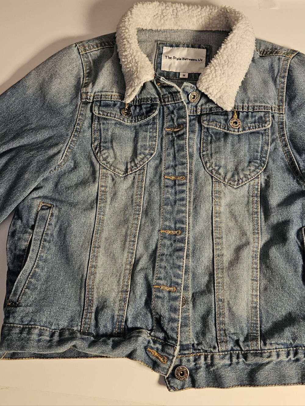 The Style Between Us Women’s Medium Sherpa Collar Cropped Denim Jacket